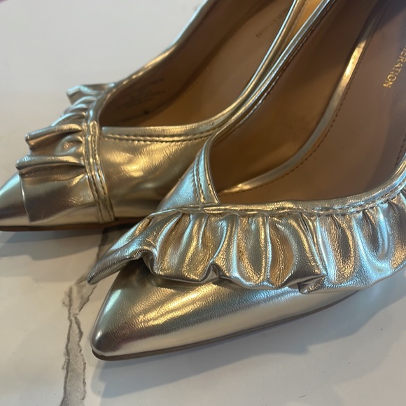 BCBG Gold, Ruffle Heels, pumps,Size 7, 3 inch heel,slip on, pointy toe - Picture 7 of 14